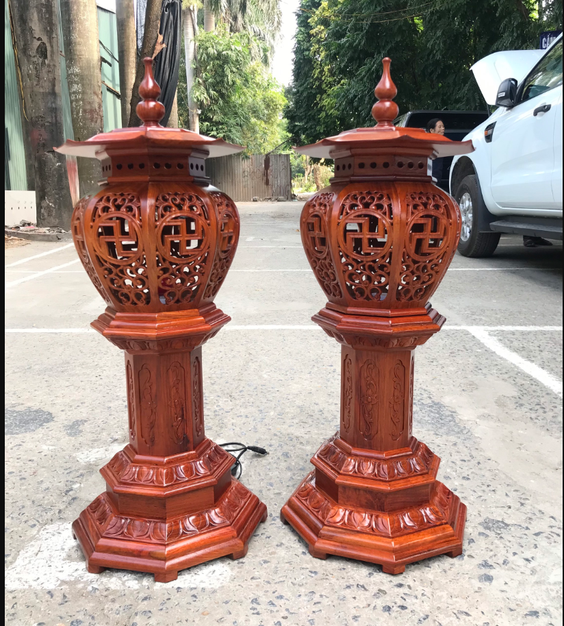 Cặp đèn thờ gỗ hương Đồng Kỵ đẹp.png
